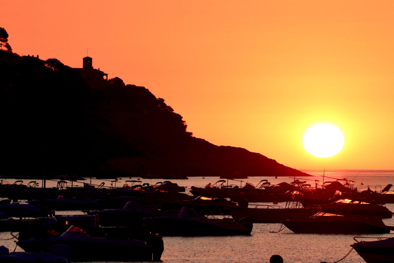 Bello amanecer de verano en Calella de Palafrugell.