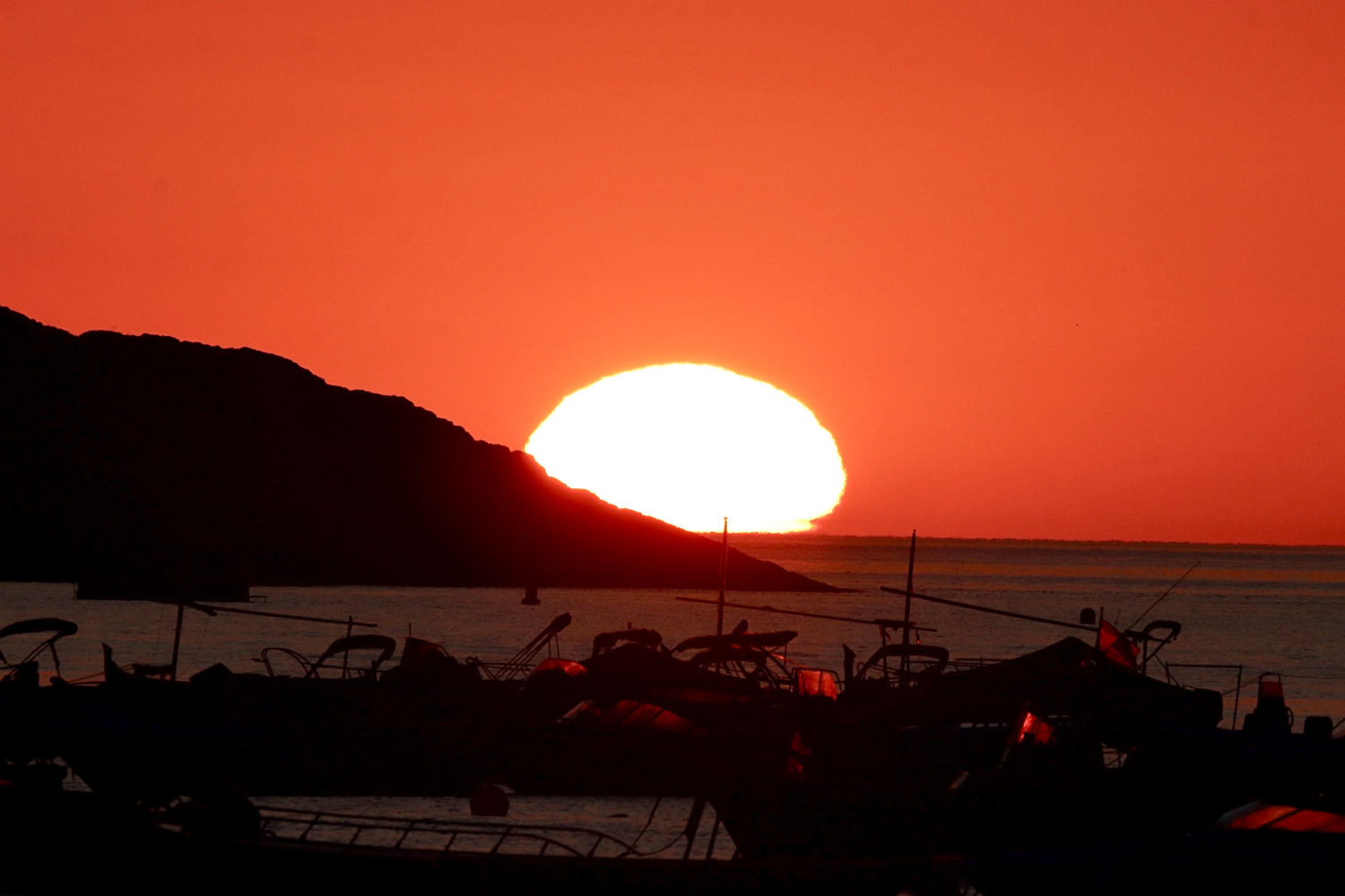 El sol se asoma en Calella de Palafrugell.