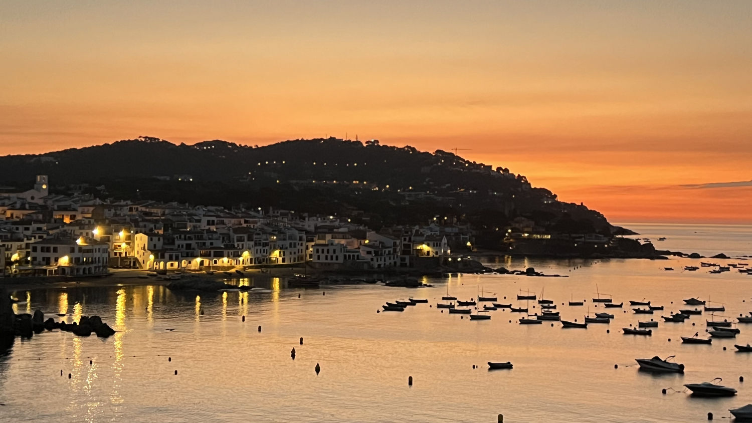 Calella de Palafrugell se ilumina al amanecer.