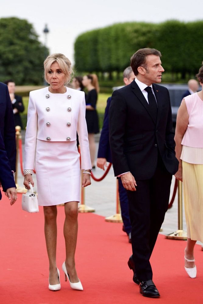 El presidente francés Emmanuel Macron y su esposa Brigitte Macron a su llegada a la Pyramide du Louvre, diseñada por Ieoh Ming Pei, para asistir a una cena de gala ofrecida por el Comité Olímpico Internacional (COI) y la presidencia francesa en el Museo del Louvre en París