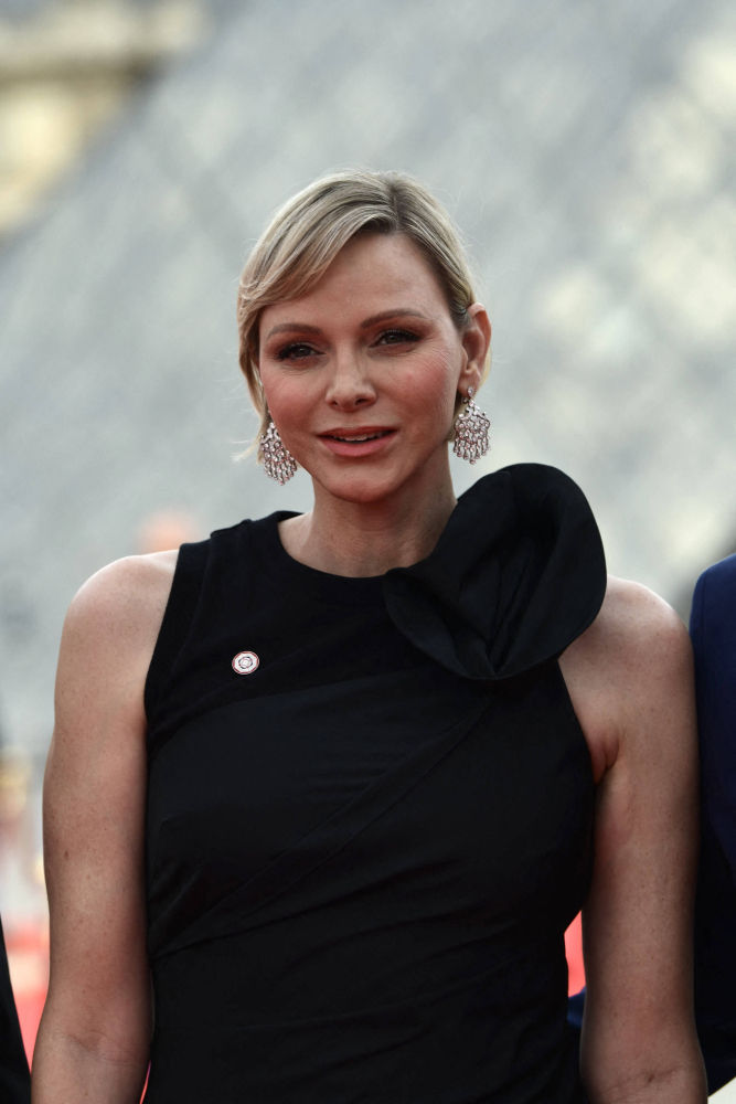 Charlene, Princesa de Mónaco, fotografiada a su llegada a la Pyramide du Louvre, diseñada por Ieoh Ming Pei, para asistir a una cena de gala ofrecida por el Comité Olímpico Internacional (COI) y la Presidencia francesa en el Museo del Louvre en París, en vísperas de La ceremonia de apertura de los Juegos Olímpicos de París 2024