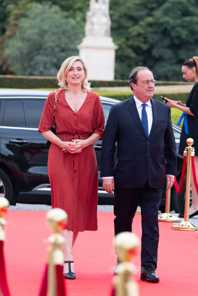 François Hollande y su esposa, la actriz y productora francesa Julie Gayet, asisten a la ceremonia de la Cumbre del Acuerdo de París 2024 sobre el Deporte y el Desarrollo Sostenible.