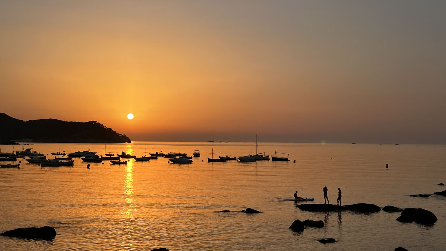 Pilar solar en el amanecer de la Fosca.