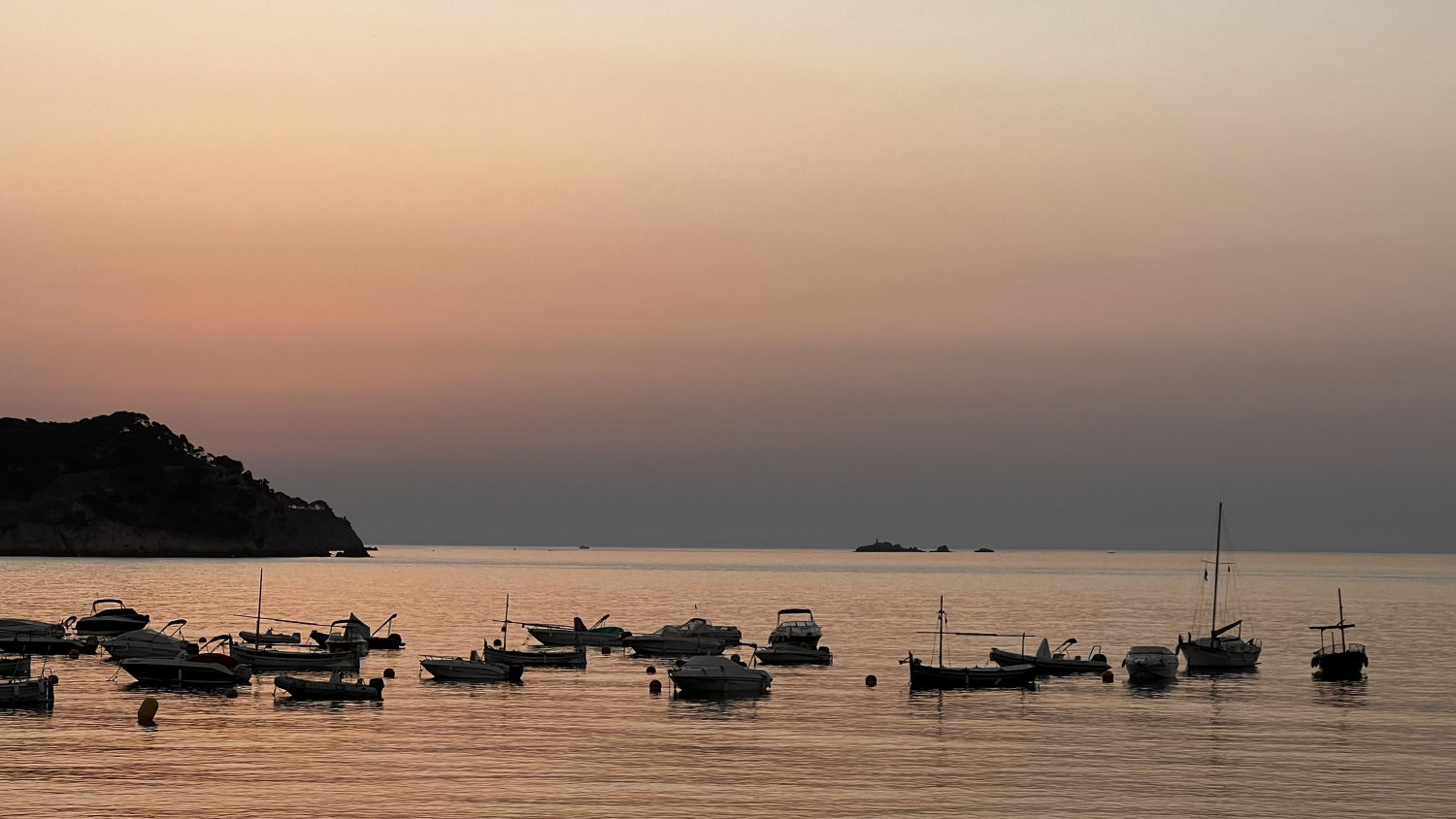Cielo de calima al amanecer en la Fosca.