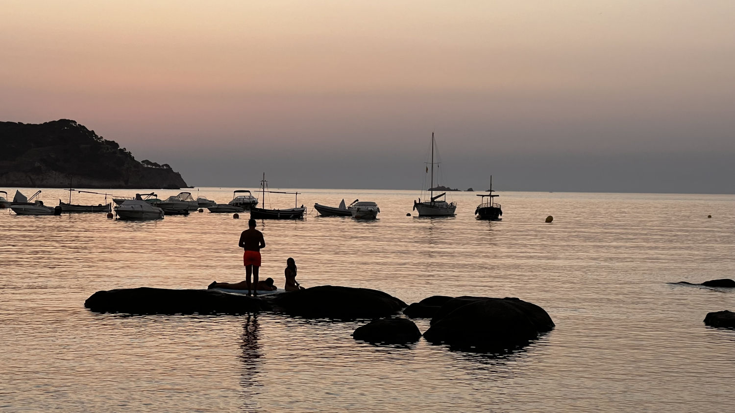 Espectadores del amanecer calimoso en la Fosca.
