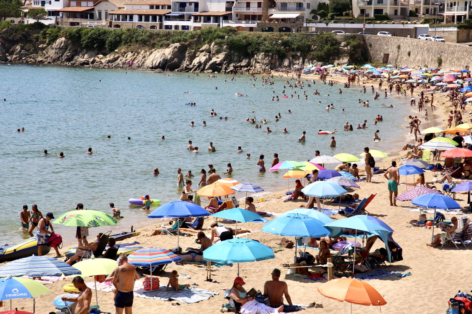 La Fosca se va llenando de bañistas a medida que avanza la mañana.