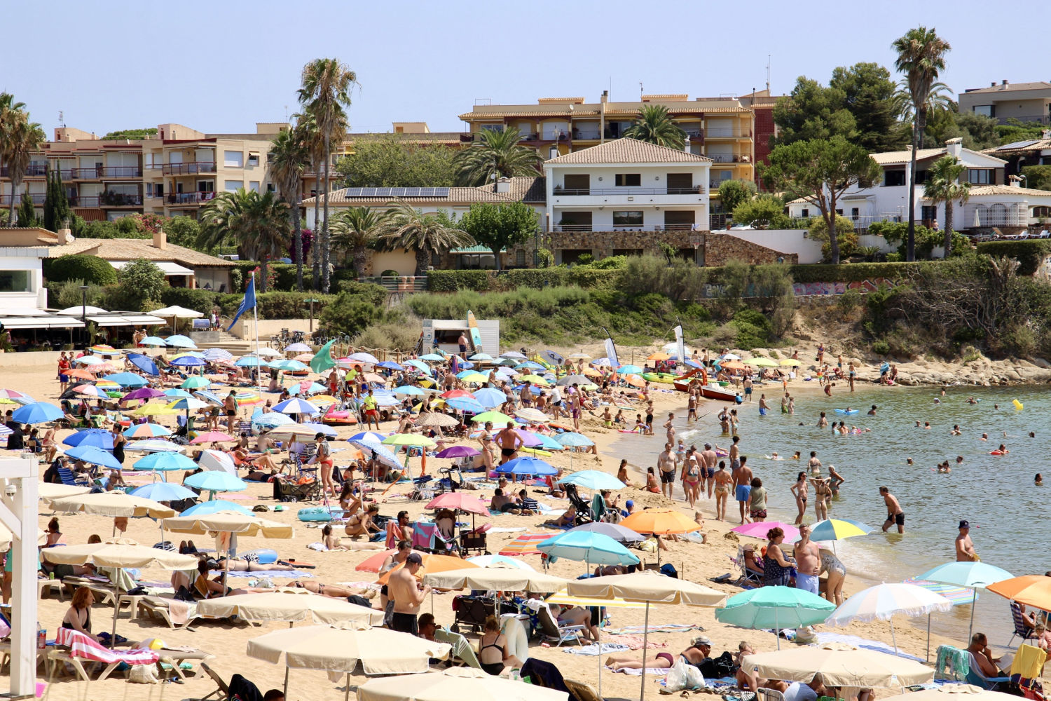 El bullicio de la playa en la Fosca.