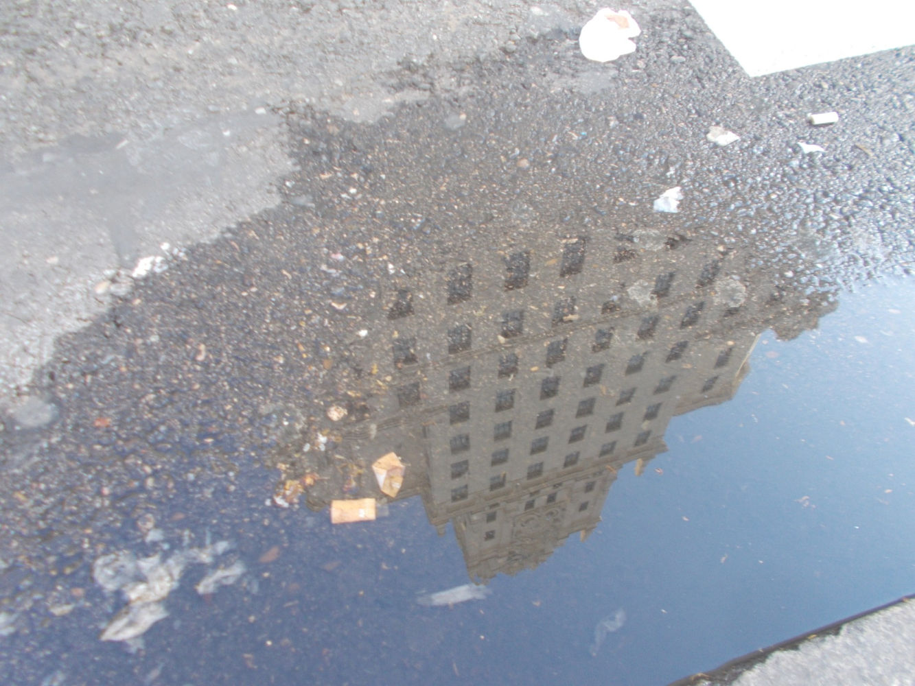Edificio de la Gran Vía de Madrid reflejado en el agua.
