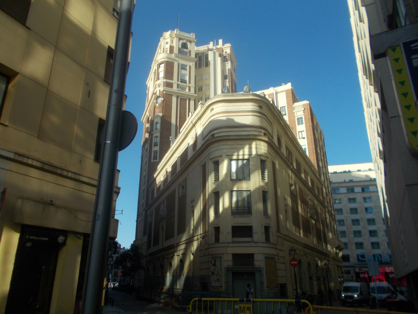 Uno de los cruces de calles de la Gran Vía de Madrid.