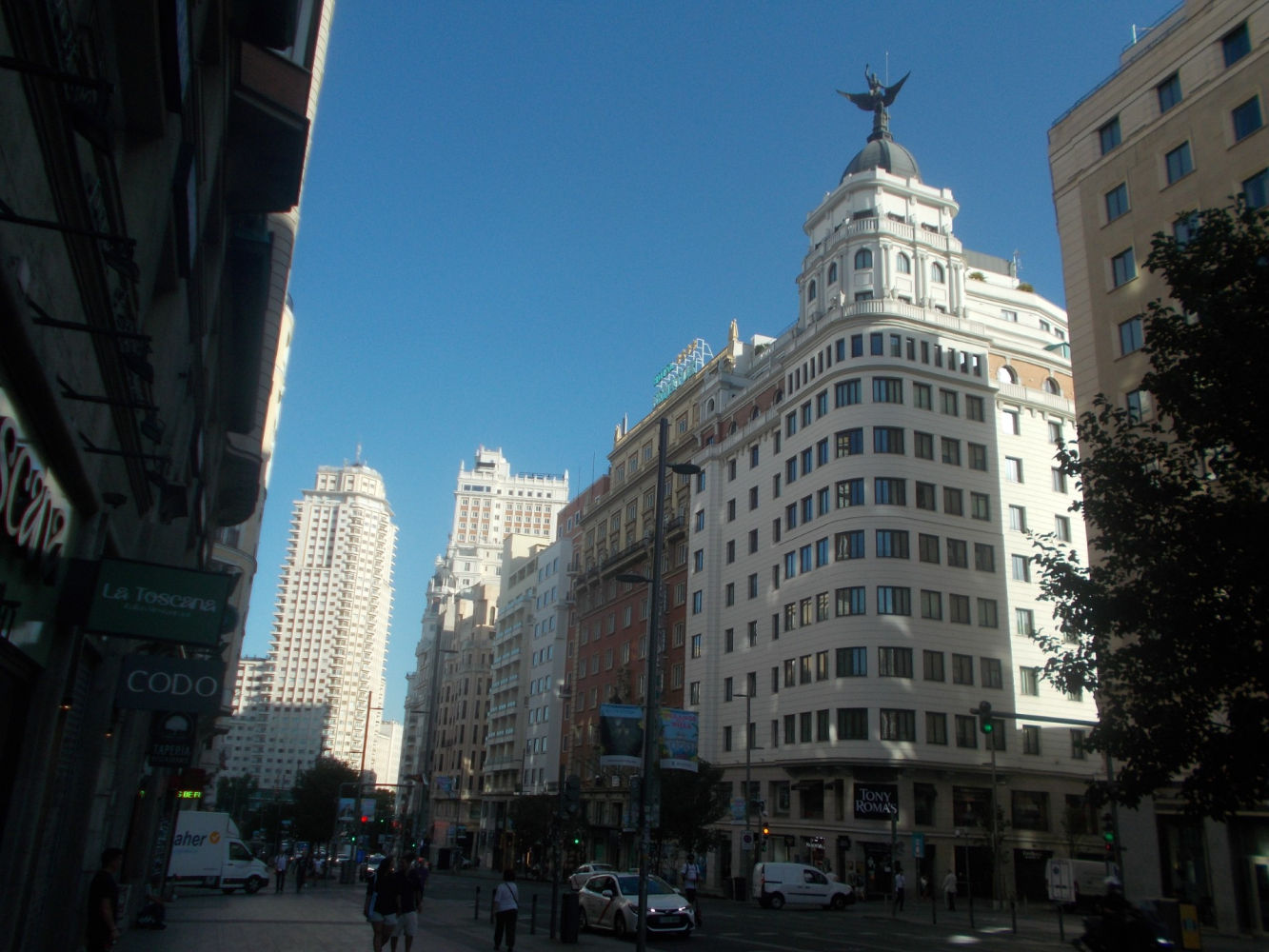 Explorando a pie la Gran Vía de Madrid.