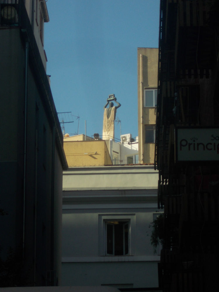 Perspectiva por detrás de la escultura de 'El Romano'.