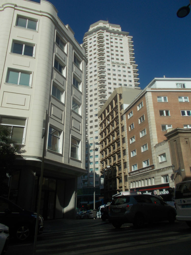Confluencia de edificios en la Gran Vía de Madrid.