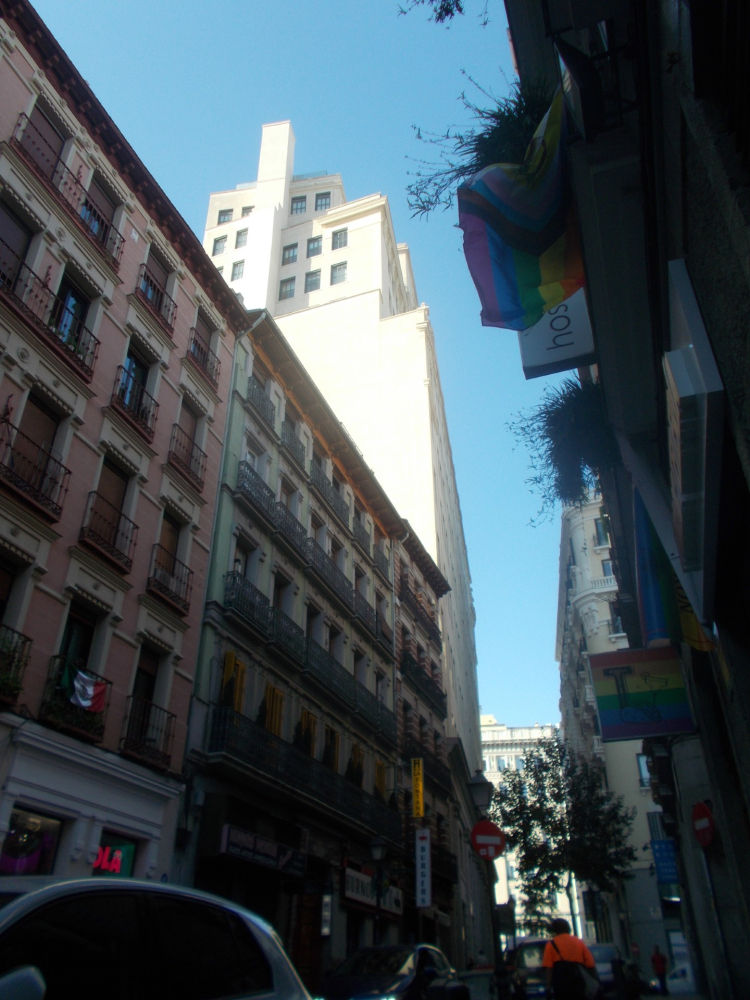 Los edificios altos de la Gran Vía de Madrid sobresalen como árboles imperturbables al paso del tiempo.