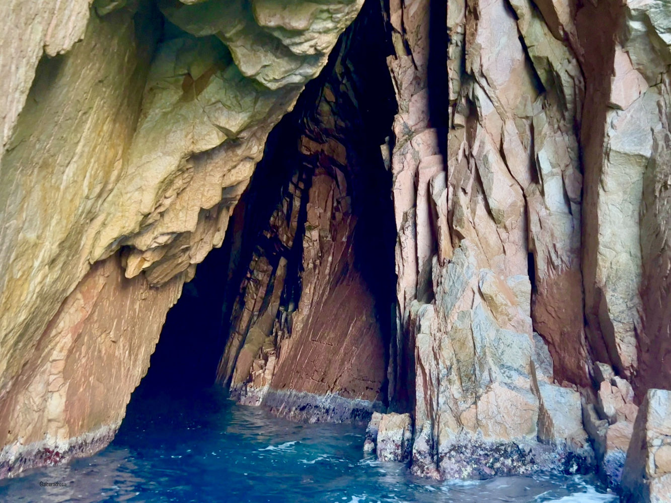 El mar baña la Cova d’en Gispert.