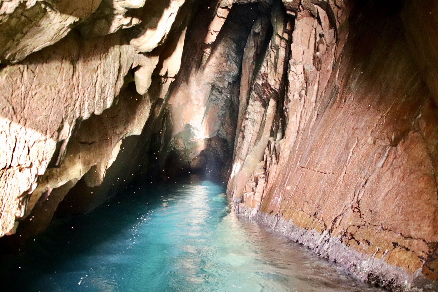 Explorando la Cova d’en Gispert.