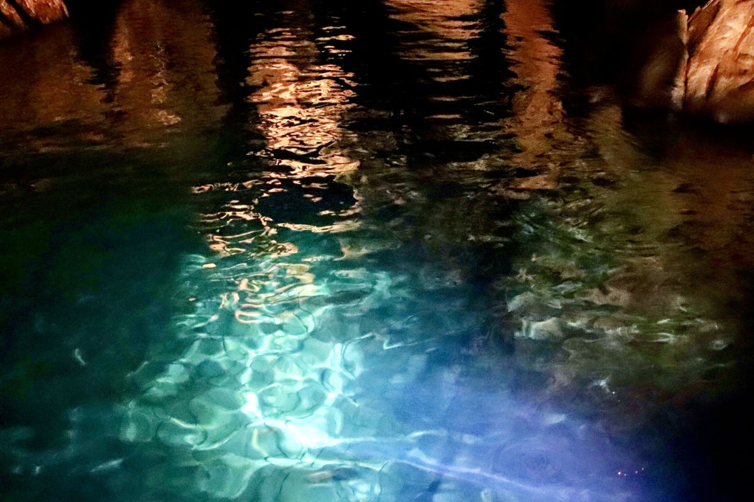 Agua clara en la Cova d’en Gispert.