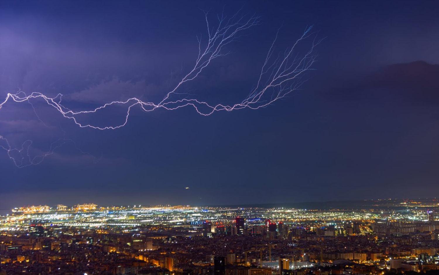 El cielo de Barcelona se ilumina la noche del martes por la tormenta ocasionada por una DANA