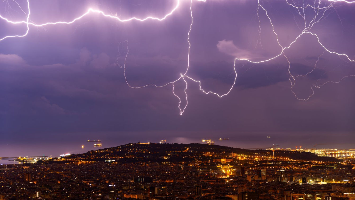 El cielo de Barcelona se ilumina la noche del martes por la tormenta ocasionada por una DANA