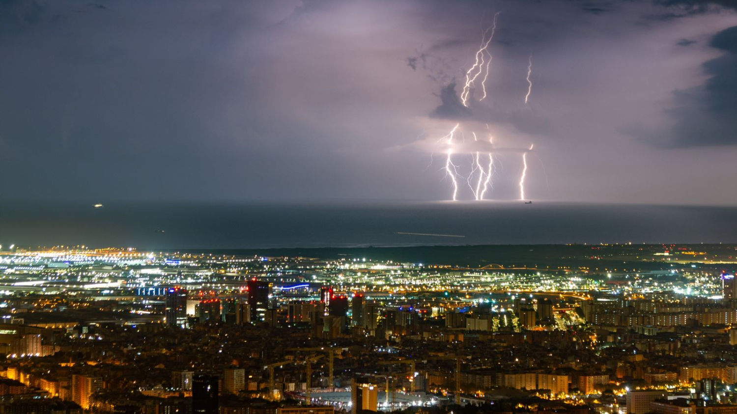 El cielo de Barcelona se ilumina la noche del martes por la tormenta ocasionada por una DANA