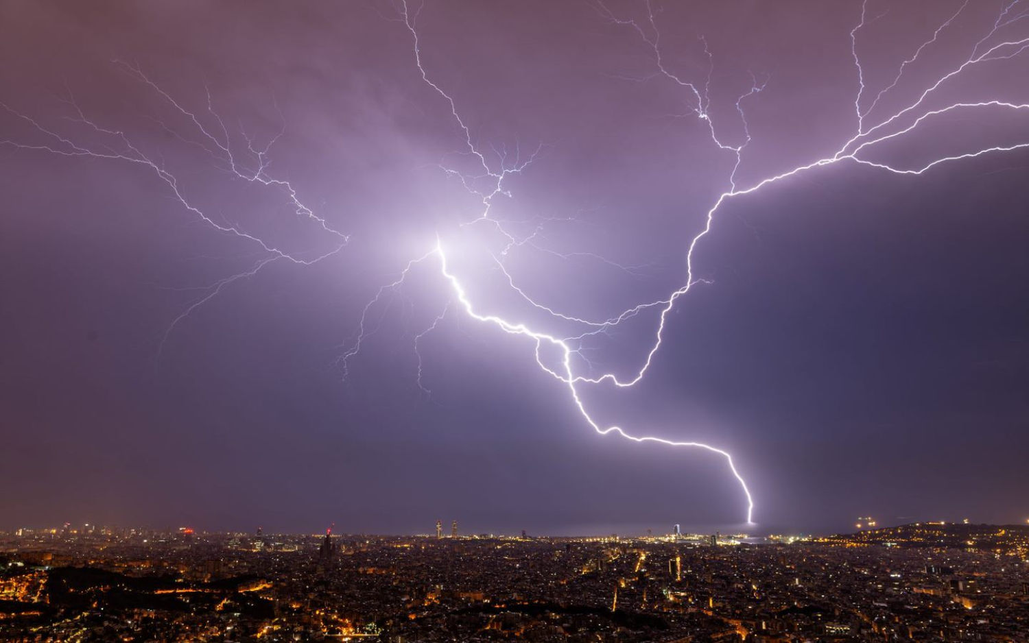 El cielo de Barcelona se ilumina la noche del martes por la tormenta ocasionada por una DANA