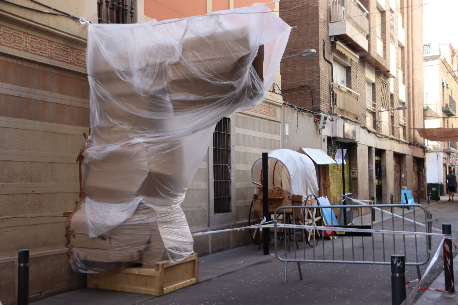 Unas estructuras tapadas con plásticos en la calle de la Perla