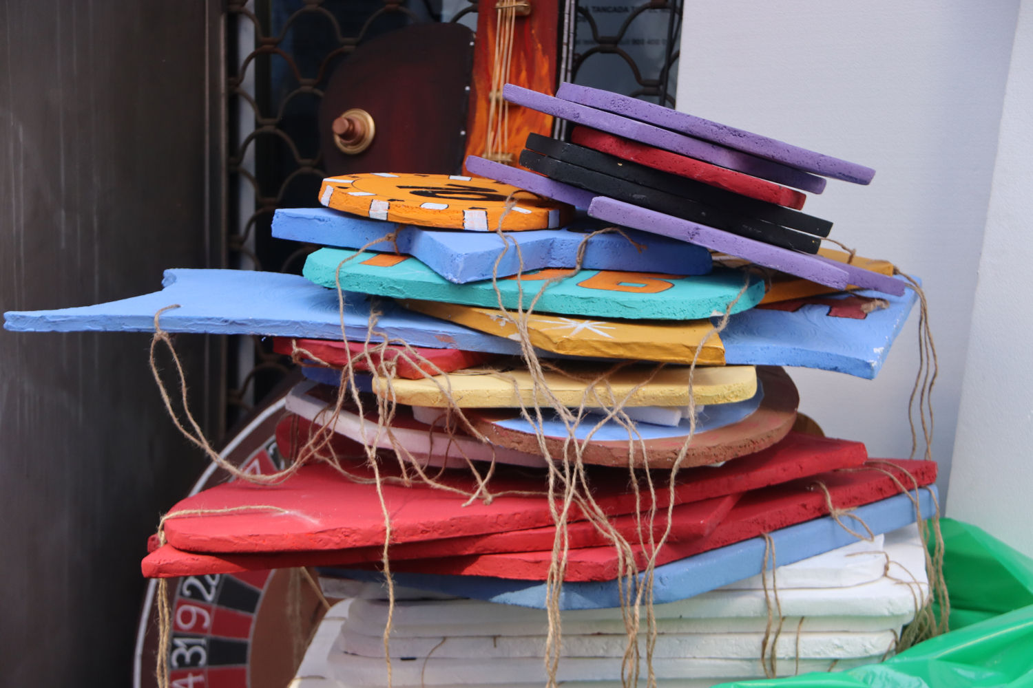 Varios carteles de la calle de la Providència aún por colgar