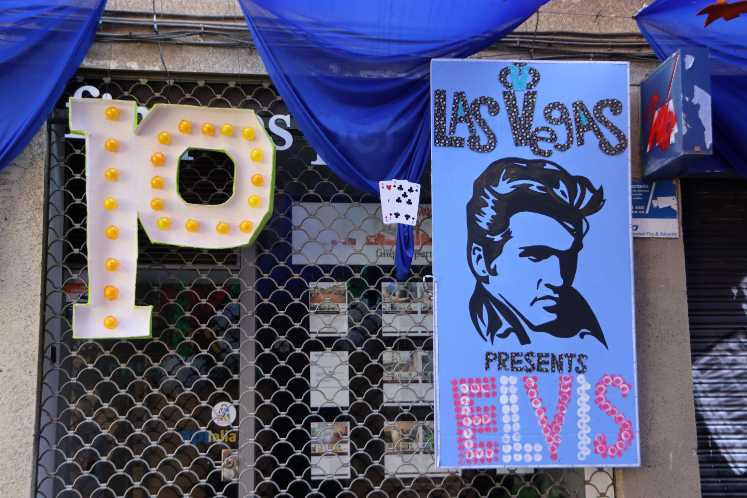 Algunos carteles que ya han sido colgados en la calle de la Providència