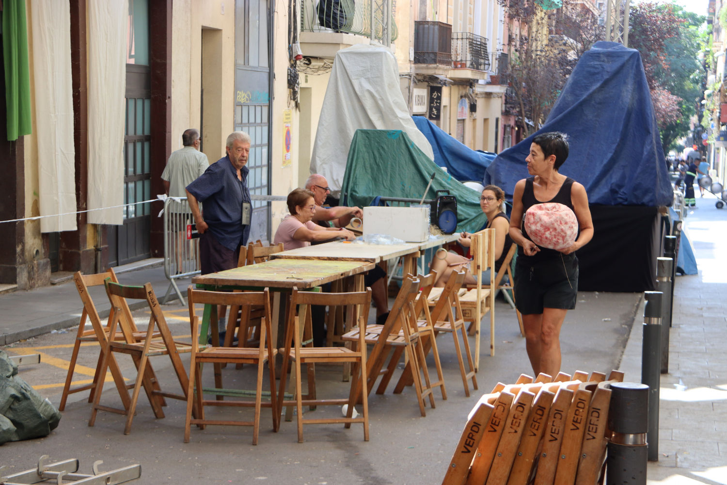 Varias personas trabajando en los decorados de la calle Verdi
