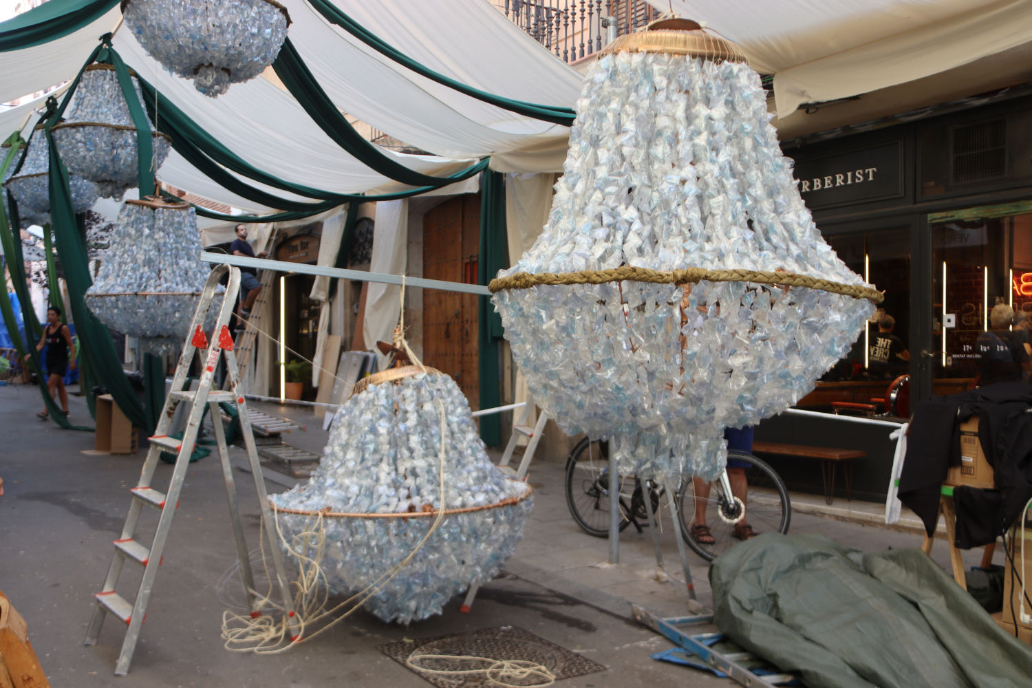 Piezas decorativas, aún por colocar, de la calle Verdi