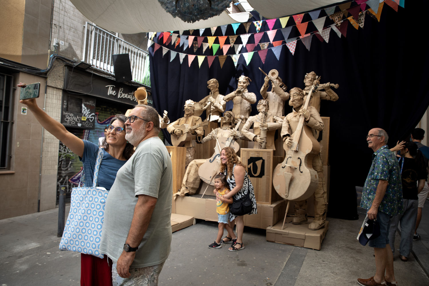 Decorados de las calles de Gràcia, decorado de Calle Verdi dedicado a un envelat