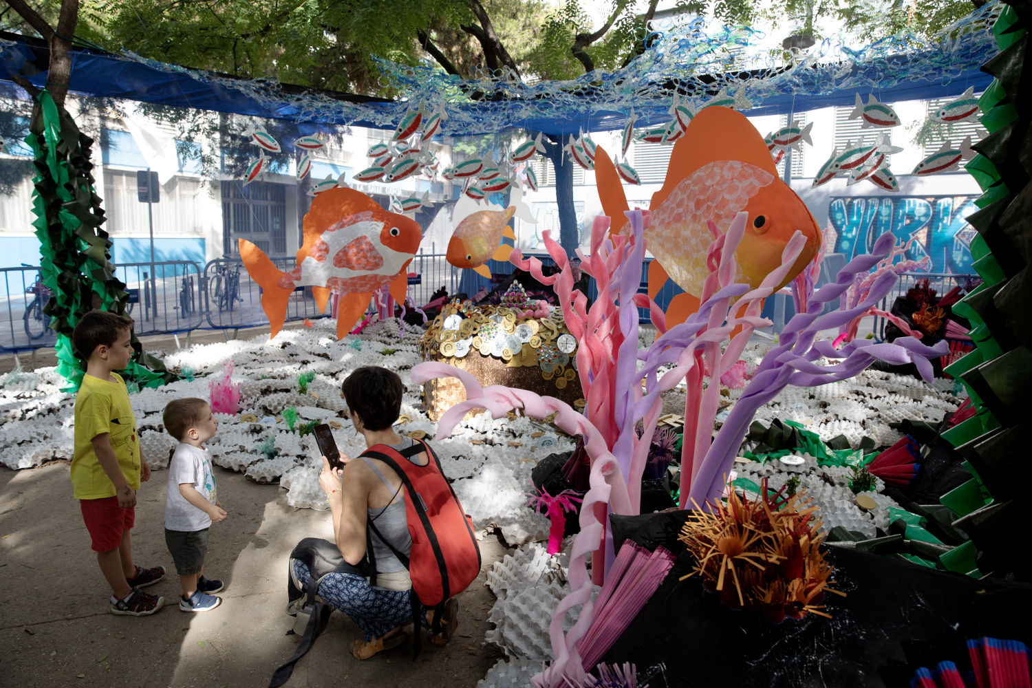 Decorados de las calles de Gràcia, plaça del Nord como una pecera