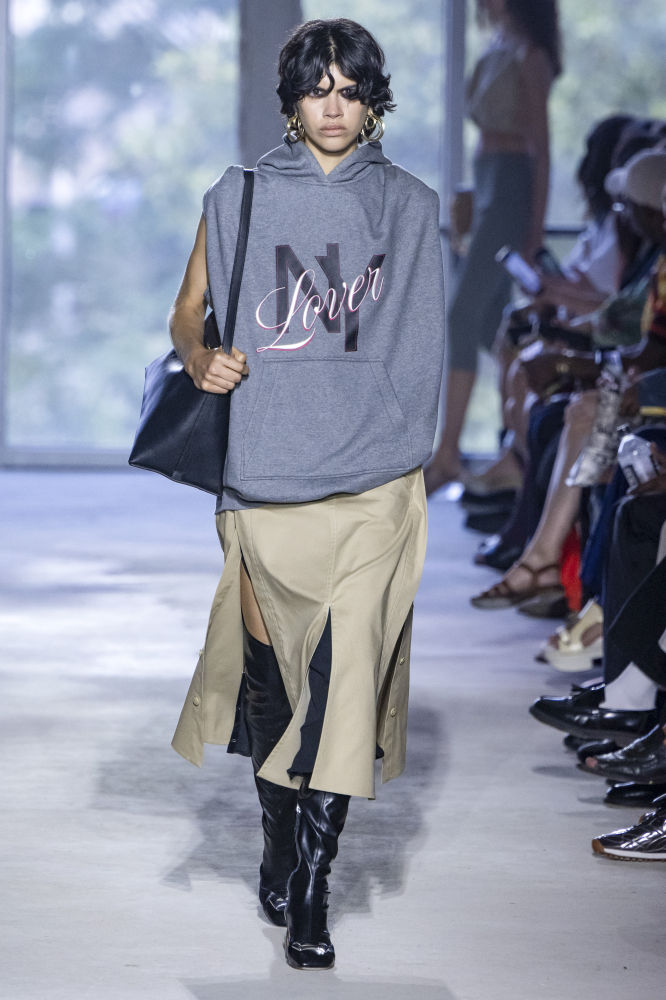 Una modelo camina por la pasarela durante el desfile de moda 3.1 Phillip Lim Ready to Wear Primavera/Verano 2024 como parte de la Semana de la Moda de Nueva York de 2023