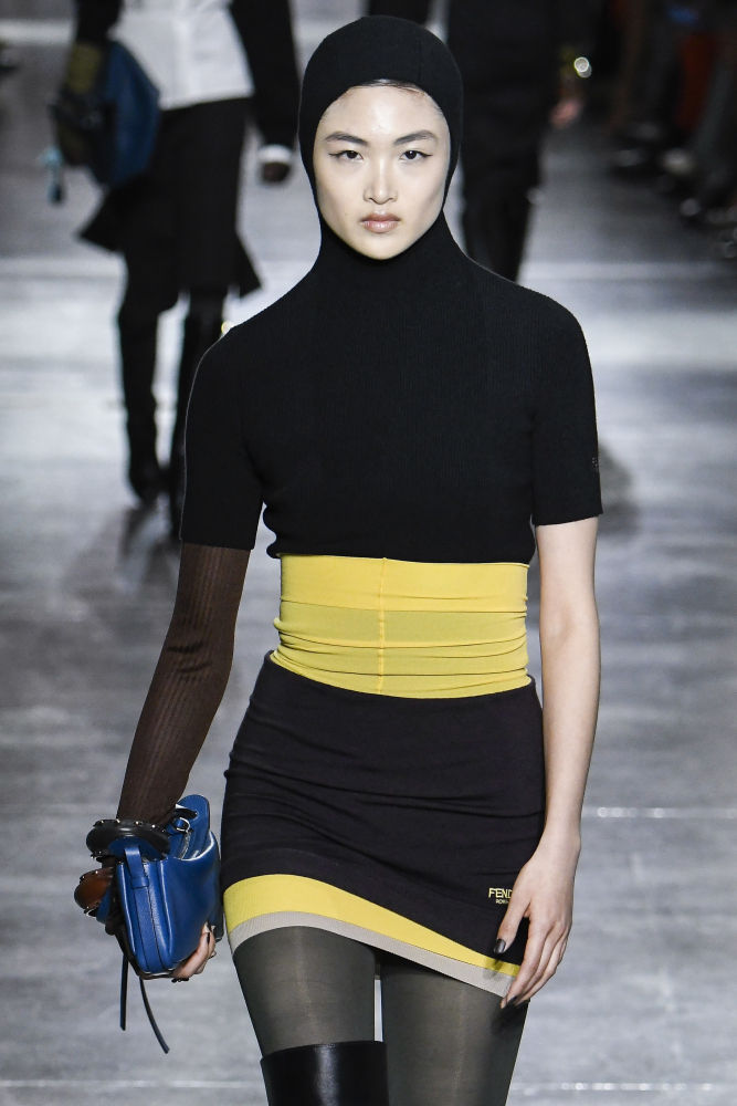 Una modelo en el desfile de Fendi Ready to Wear Fall/Winter 2024-2025 en la semana de la moda de Milán