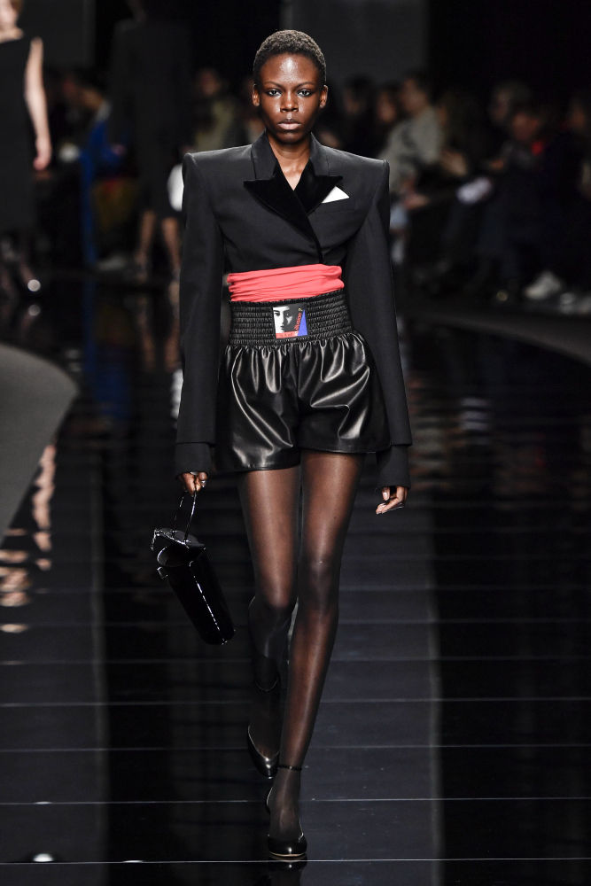 Una modelo luce un conjunto de la colección Otoño/Invierno 2024 de Sportmax durante la semana de la moda de Milán