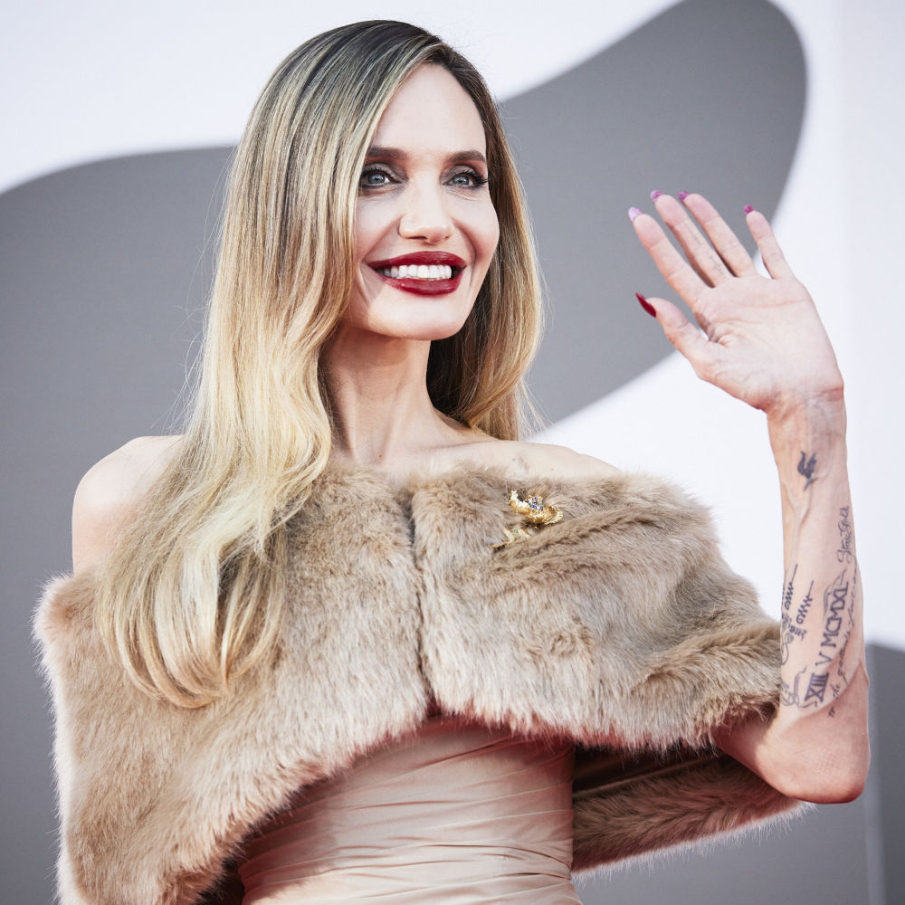 Angelina Jolie con un diseño drapeado de Tamara Ralph