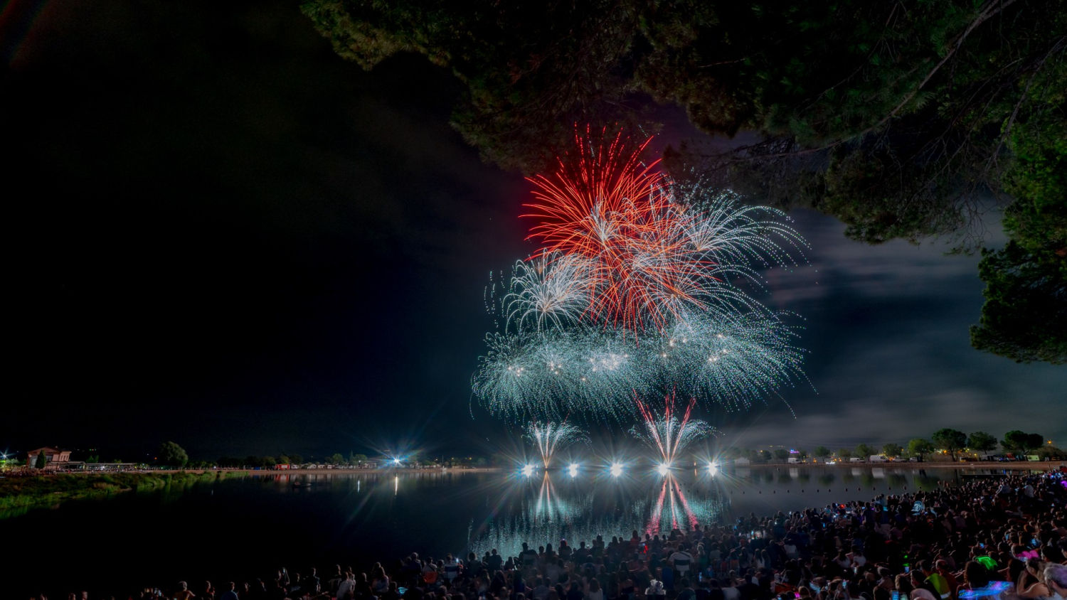 Fuegos artificiales en el Parc de l'Agulla.