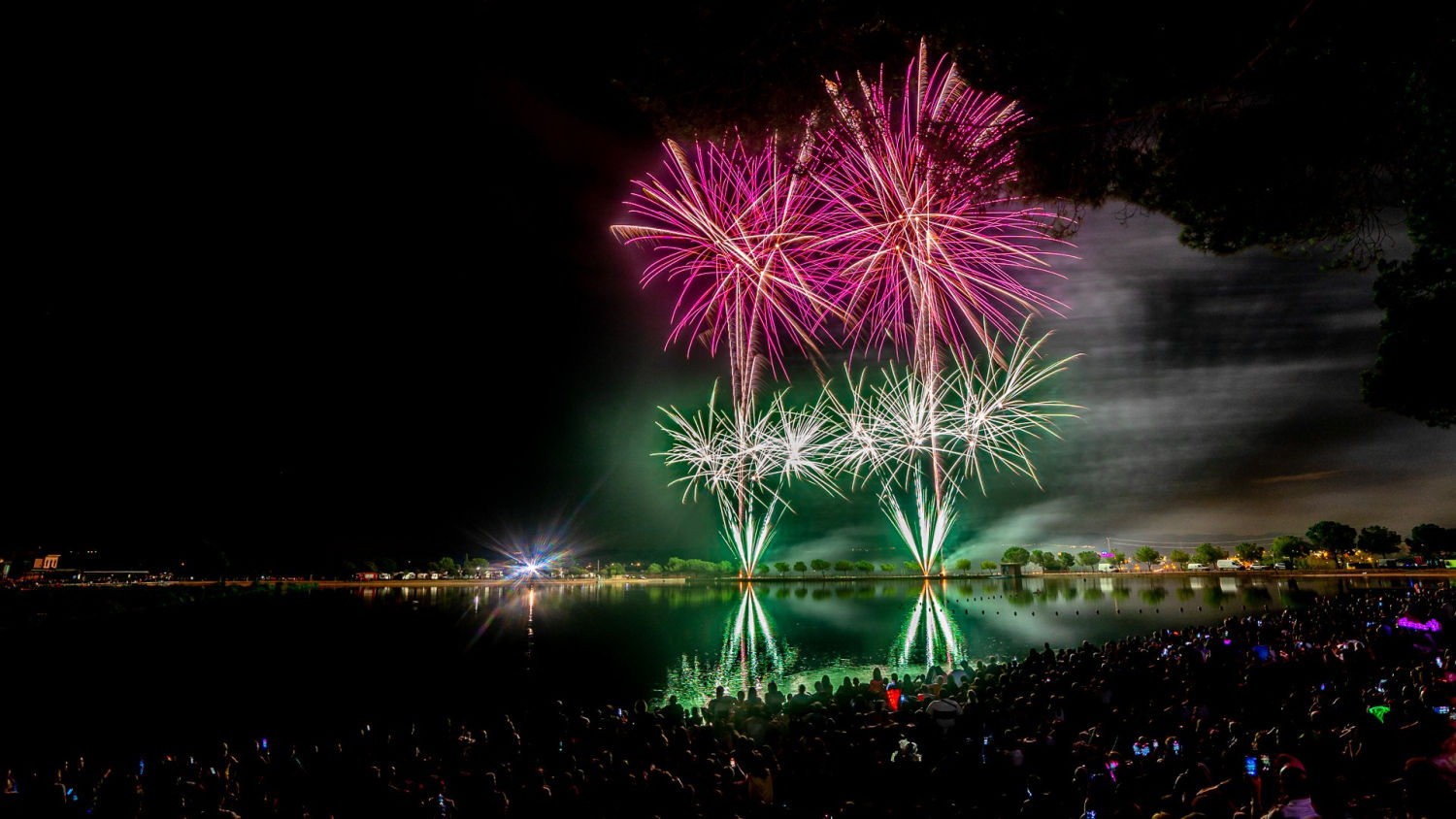 Fuegos artificiales en el Parc de l'Agulla.