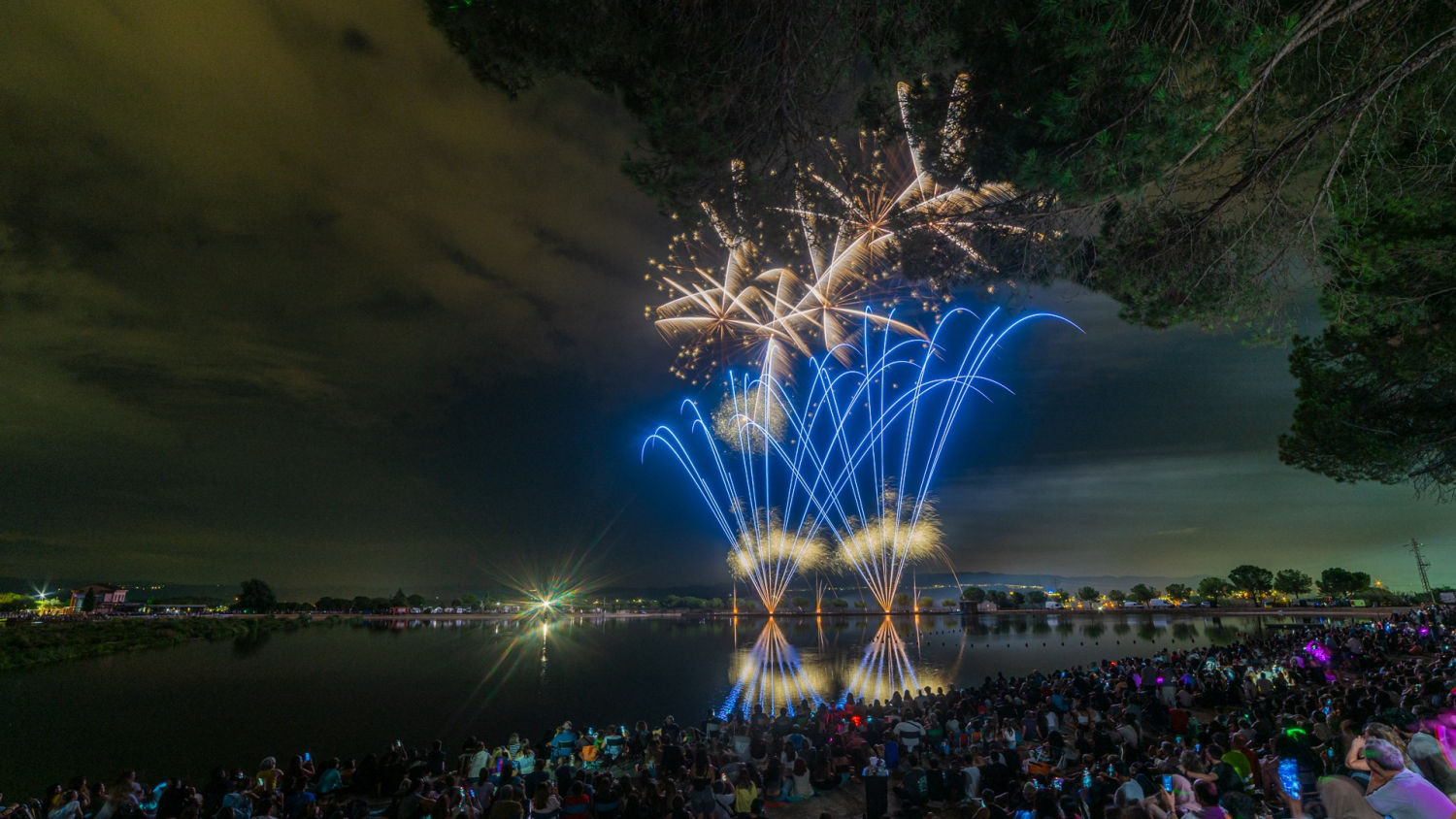 Fuegos artificiales en el Parc de l'Agulla.