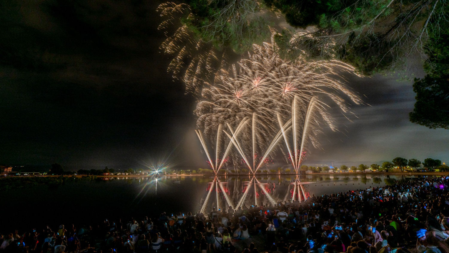 Fuegos artificiales en el Parc de l'Agulla.
