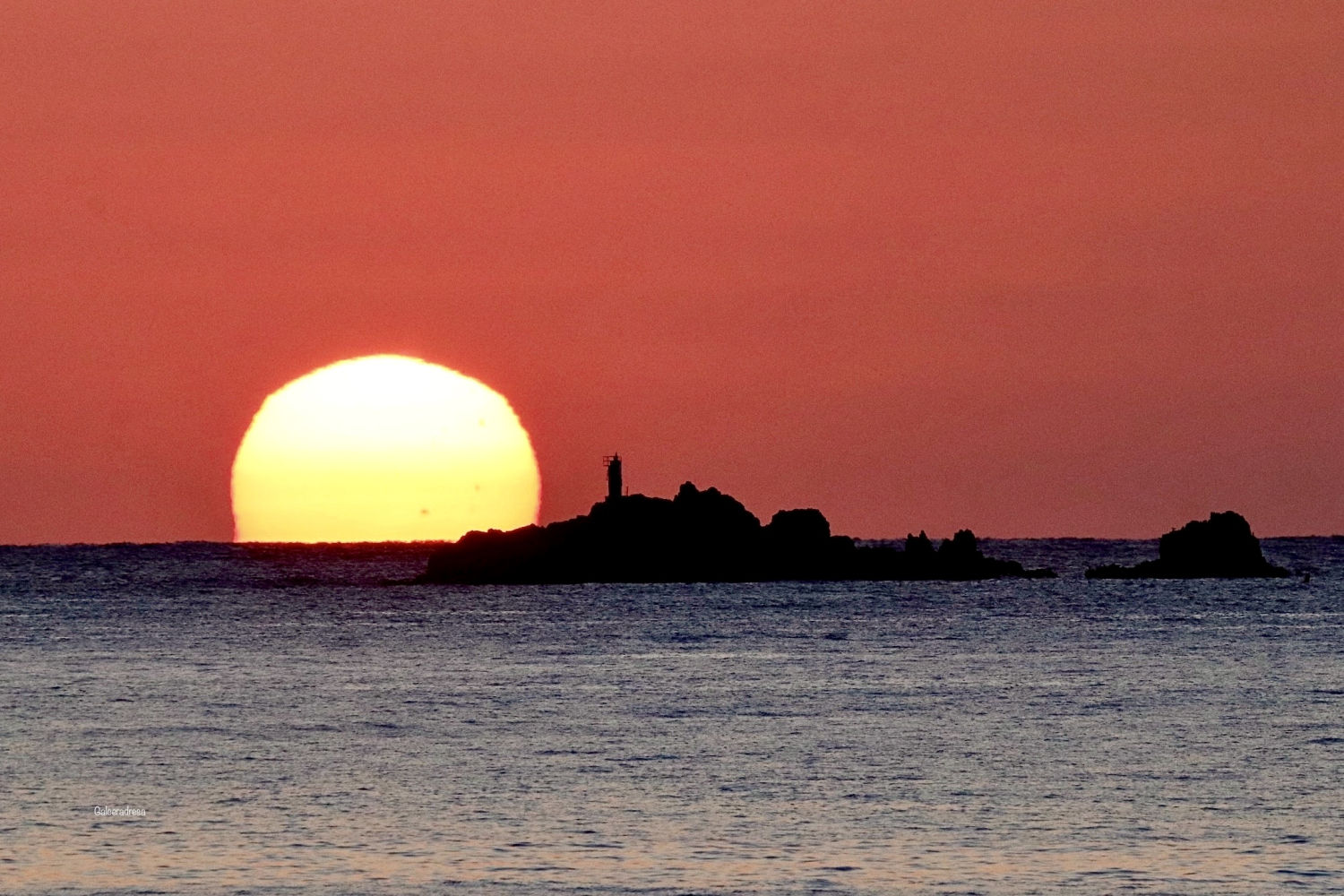 Empieza a salir el sol en el horizonte de las islas Formigues.