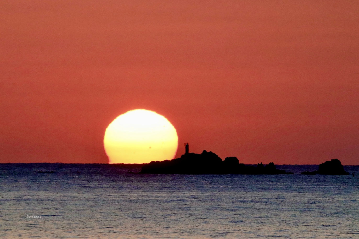 El sol se junta con las islas Formigues.