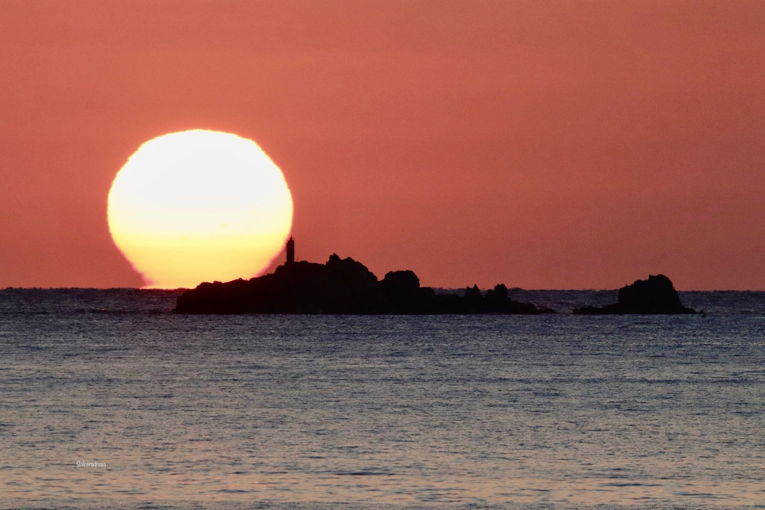 El sol empieza a alzarse por las islas Formigues.