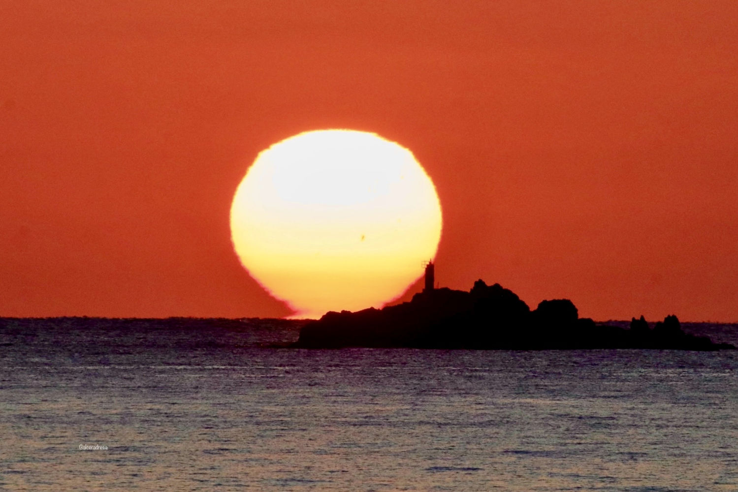 El primer sol del día luciendo en las islas Formigues.