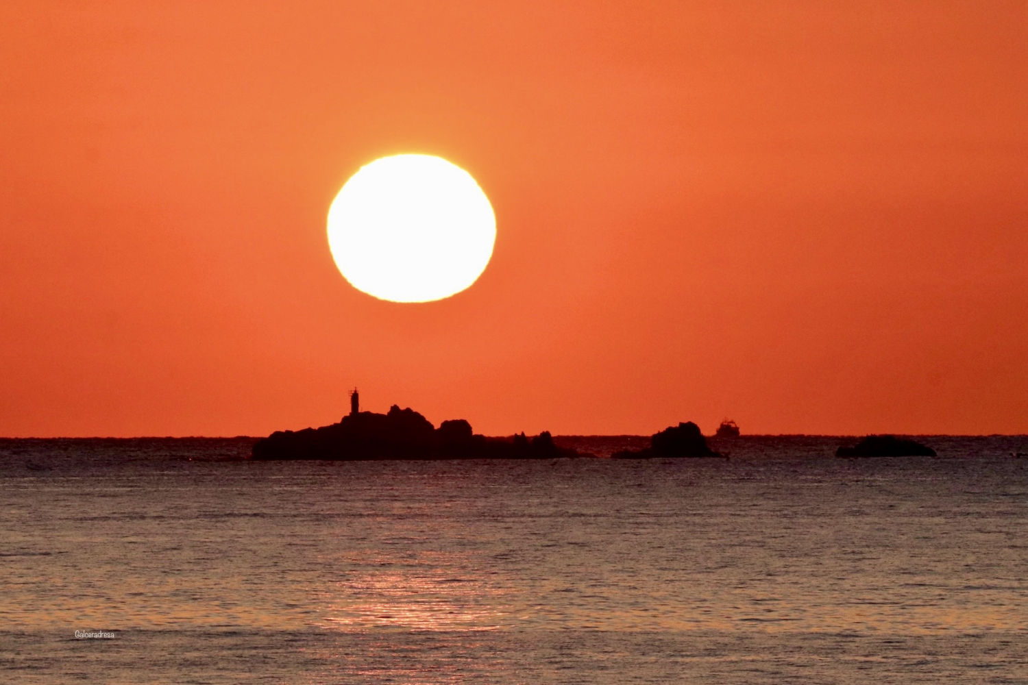 El sol sobre las islas Formigues.