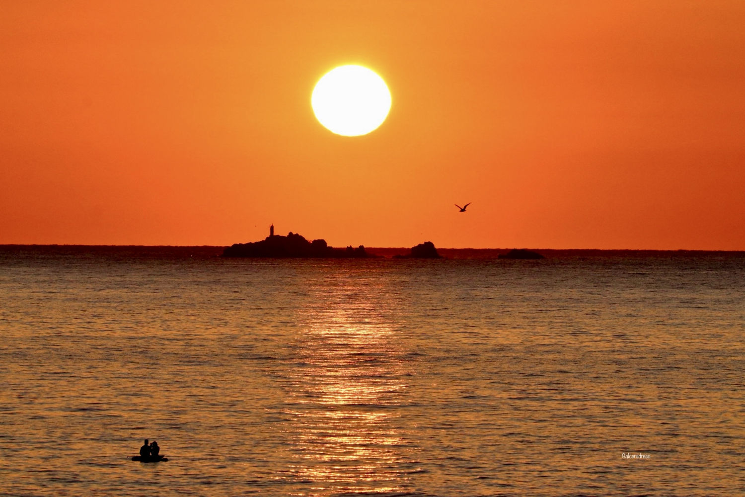Pilar solar sobre las islas Formigues.
