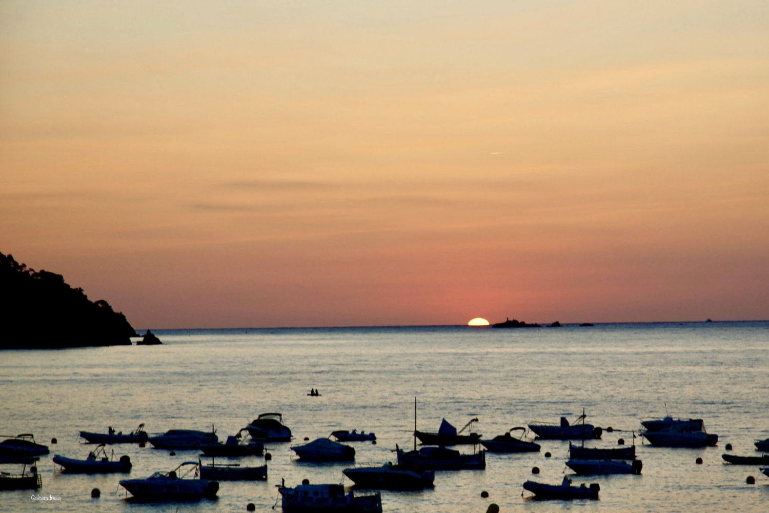 Amanecer en el horizonte de las islas Formigues.