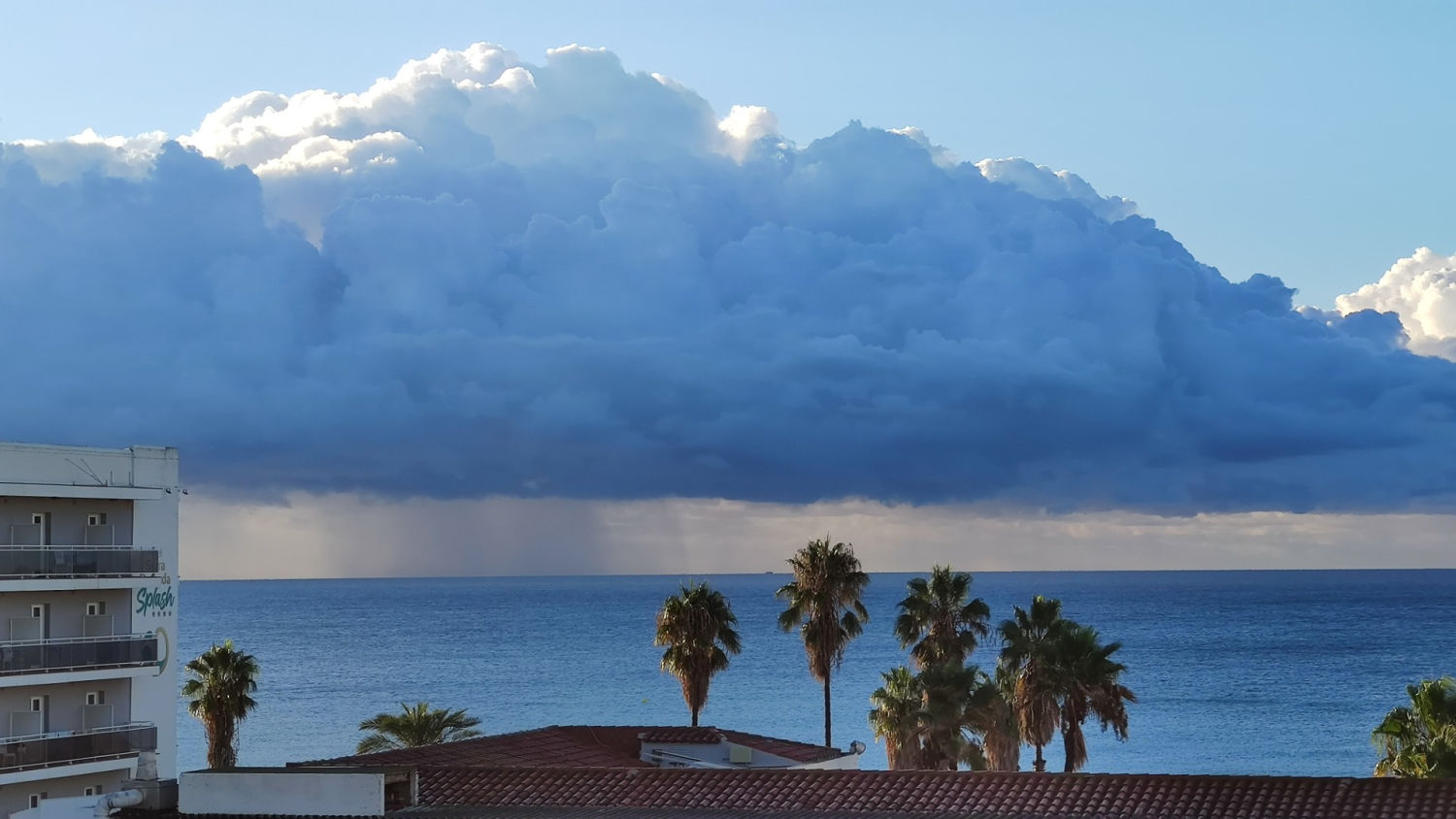 Gran tormenta frente a la costa en Malgrat de Mar.