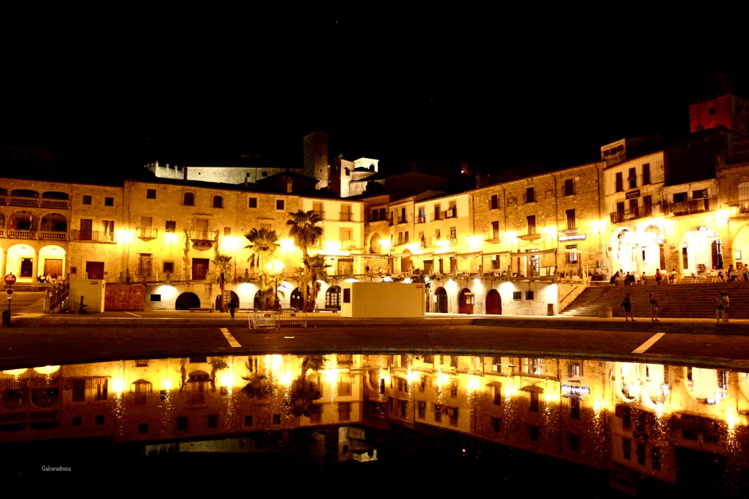 Plaza Mayor de Trujillo al atardecer, con la magia de los reflejos.