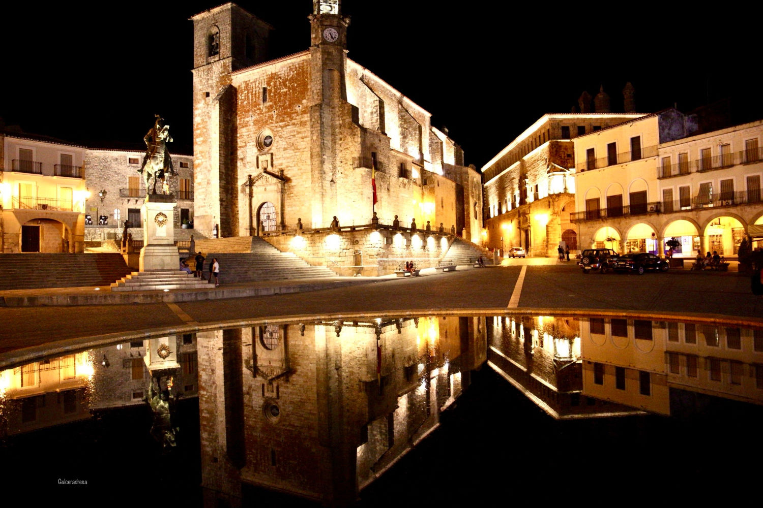 Plaza Mayor de Trujillo al anochecer.