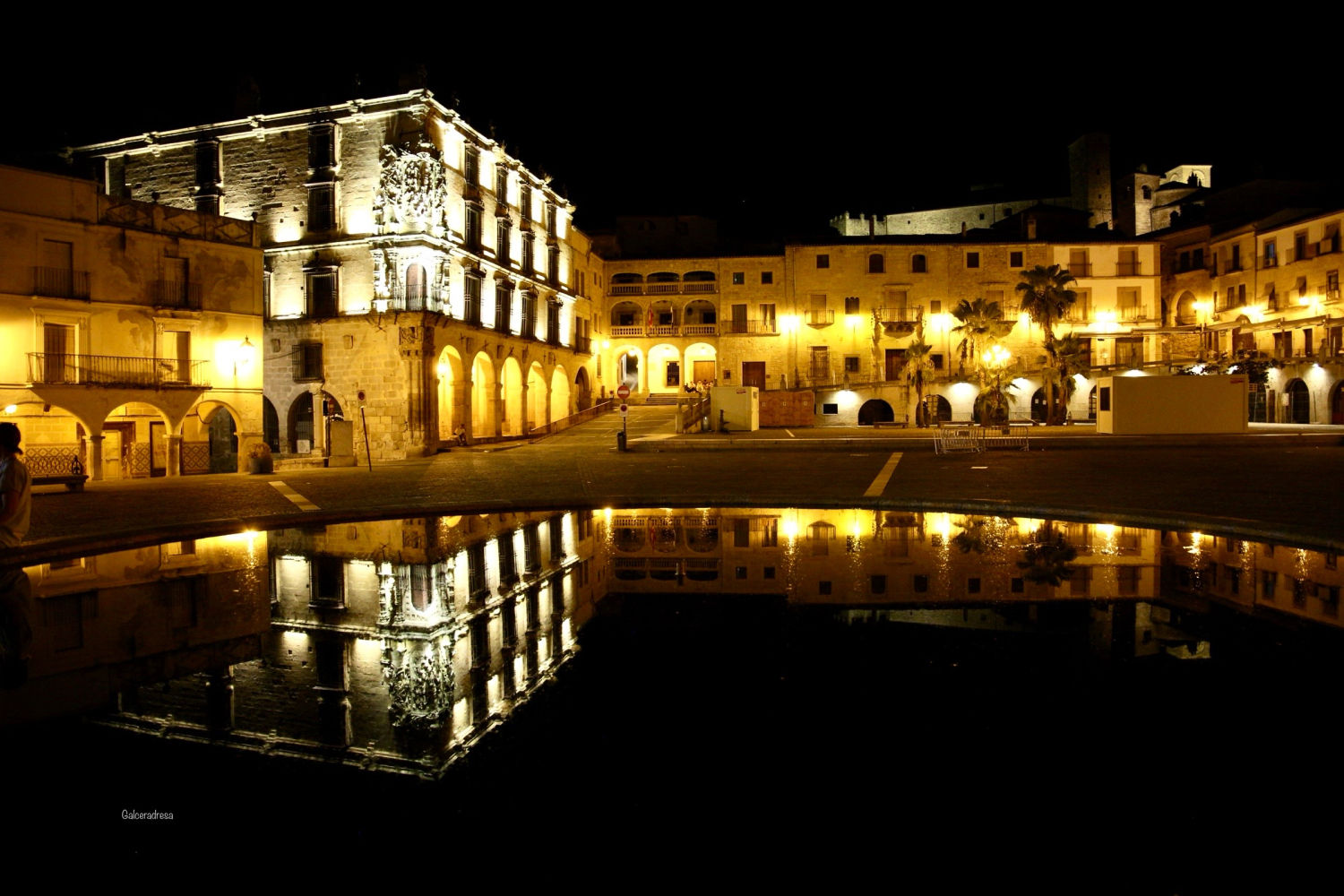 Reflejos nocturnos en la Plaza Mayor de Trujillo.